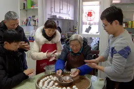 一家五口4个姓氏！带着婆婆改嫁她从媳妇变女儿视频封面