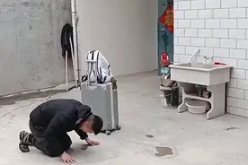 “给爸妈留个念想”，军人回归部队前给父母行跪拜之礼，网友点赞图片