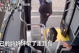 母亲怀孕男孩请求公交司机等候，上车敬礼致谢还送橙子，网友：好孩子图片