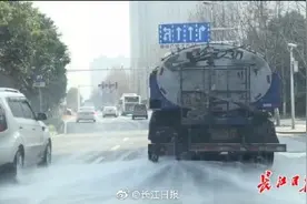 私家车遇洒水车溅上泥点，武汉能否创建无洒水车路段？图片