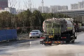 车刚洗又被洒水车喷脏，武汉城管回应：已调整图片