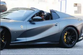 洛瑞和范乔丹开着超跑抵达球馆图片