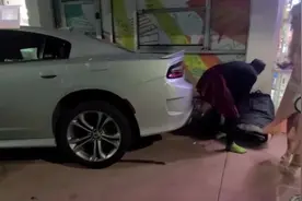 美国一女子穿高跟鞋开车撞上商店 打网约车逃走后被捕图片