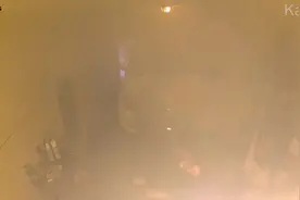 美国一男子给烧烤炉倒燃料引发爆燃 人被炸翻在地图片
