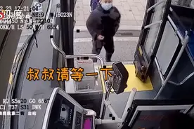 刷屏泪目！河南小男孩一句：“叔叔请您等一下……”图片