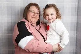 英国24周早产女婴现已上一年级 出生时只有1.2斤图片