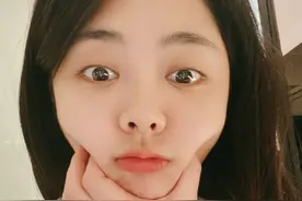 谭松韵晒可爱自拍照打卡：脸圆不代表好拿捏图片