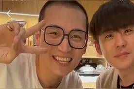 郭德纲罕见晒小儿子 张云雷王九龙出镜比耶图片