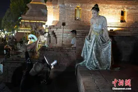 云南西双版纳：民族风情“旅拍”拉动夜市经济图片