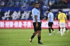 大连人头号射手龙东：在中超踢球是为了家庭和孩子的利益图片