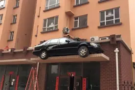 辽宁一奔驰车停上屋檐？记者实地探访，发现真相……图片