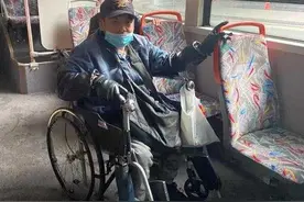 隔三差五，杭州一公交站台上50岁抱起30岁，这个带有温度的动作暖了很多人图片