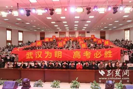 武汉为明高中举行高考百日誓师暨成人礼活动图片