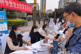 杨家坪街道举行招聘会 为居民送上家门口的工作图片