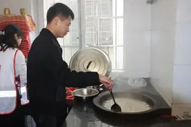 “他还活着...”时隔半年，父母听见儿子的心跳，元宵节“团圆”了图片