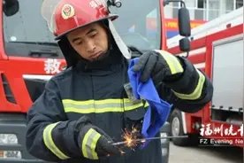 “冷烟花”更安全？福州消防员进行科普实验告诉你真相图片