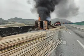 突发！柳州一大货车剐蹭高架桥护栏侧翻着火，司机：操作失灵，慌了…图片