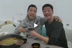 吴京甄子丹鬼畜唱歌视频曝光 两人勾肩搭背吃火锅图片