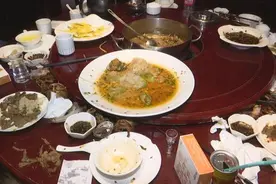 太恶心！家人聚餐吃出小白虫，店家：这虫能吃图片