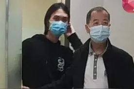 吴孟达小儿子现身医院送别父亲 双目红肿神情哀伤图片