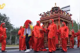 70秒｜咚咚锵~咚咚锵~待我长发及腰 少年用十六人抬镏金大花轿娶我可好？图片