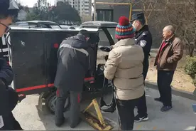 快递车厢传出婴儿哭声 车主到场民警却不忍责备图片