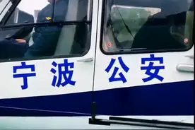 宁波公安警航队出动直升机、无人机空中巡查违规燃放烟花爆竹行为视频封面