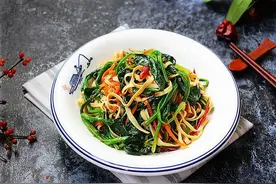 椒油炝拌菠菜豆皮：低脂爽口菜，好吃不怕胖图片