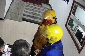 “顺便帮我带瓶水”，外卖小哥送单后选择跟踪顾客图片