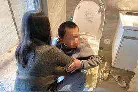 大写的尴尬！小萌娃上厕所被马桶卡住：叔叔，你们一定要把我救出去啊图片