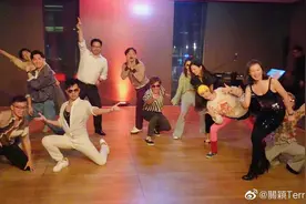 关颖晒好友聚会合照 复古装扮跳舞活力满满图片