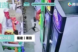 感人一幕！鼠妈冒险拖走粘鼠板救被困小老鼠，店主：母亲都是一样的图片