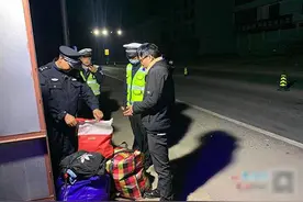 瑞金交警温情执法 帮助他乡人员踏上回家路图片