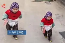 戴头巾穿花袄，萌娃回老家秒变小老太太！宝妈称：看得出来娃很享受图片