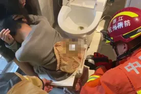 浙江一男孩上厕所被卡马桶圈，下肢麻木眼泛泪花，多亏了消防员图片