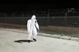 实力演绎“风中凌乱”民警被14级狂风吹倒后的动作令人心疼图片