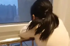 女孩趴窗台蹭对面楼动画片看，妈妈近视啥也没看见！网友：自带八倍镜图片