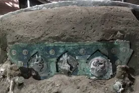 意大利庞贝古城遗址首次出土古代花车，装饰华丽，可能用于庆典或婚礼图片