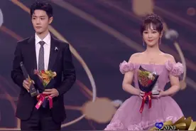 名场面！肖战贴心替杨紫提裙子 两人互动又甜又默契图片