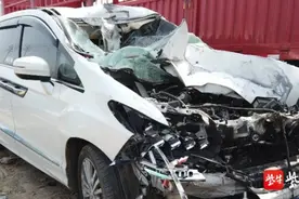 疯狂私家车超速连撞两车又连闯8个红灯，撞上货车报废后才肯停图片