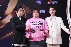 张小斐“插兜”失败挽起贾玲 与沈腾合照成逮捕姿势图片