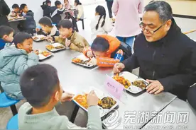 放心午餐，校长陪孩子一起吃图片