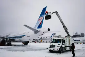 受到雨雪降温影响，大连这些公交线路暂缓发车，机场关闭跑道图片
