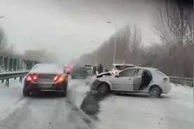 哈尔滨机场高速因降雪路滑多车肇事，上百台车滞留视频封面