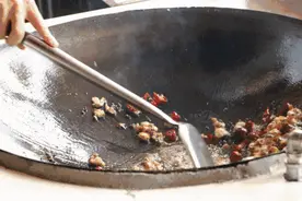 家里铁锅天天生锈？老厨师：往锅里扔一物，不生锈还不粘锅图片