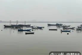 钱塘江禁渔 | 4个月后再回来，渔民们冒雨打包设备，把渔船拴在江堤上图片