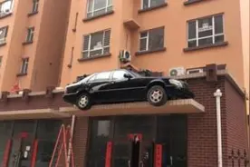 怎么上去的？奔驰车停在屋檐上图片