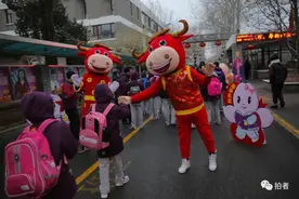 开学啦！北京百万中小学生雪中返校图片