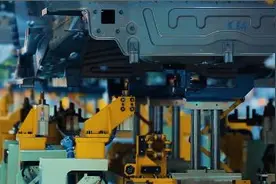 超6万种定制组合的智能电动车，是怎么生产出来的？视频封面