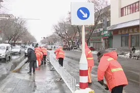 滨州惠民：300多名环卫工人迅速行动 清扫积雪保畅通图片